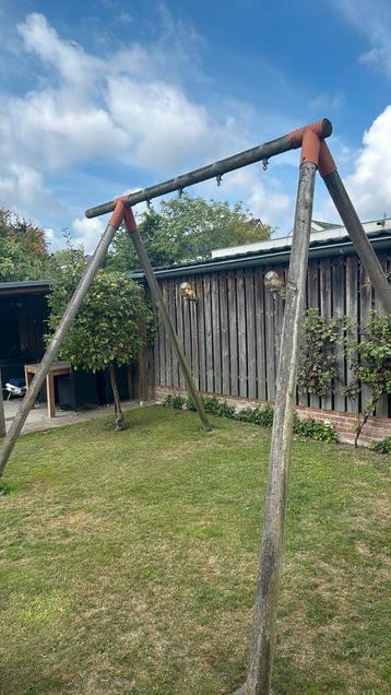 Grote stellage voor schommels beschikbaar voor biedingen