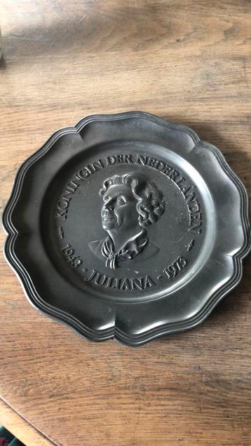 Tin met portret Juliana beschikbaar voor biedingen
