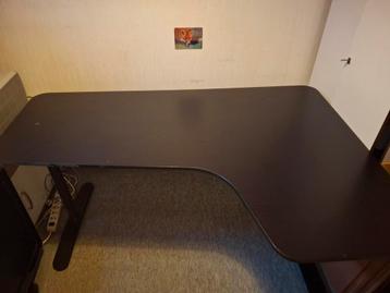 Mooi groot BUREAU met stoel  !  160 cm x 110 cm x 64 cm   beschikbaar voor biedingen