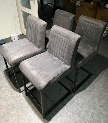 4 Grijze “suede look” barkrukken beschikbaar voor biedingen