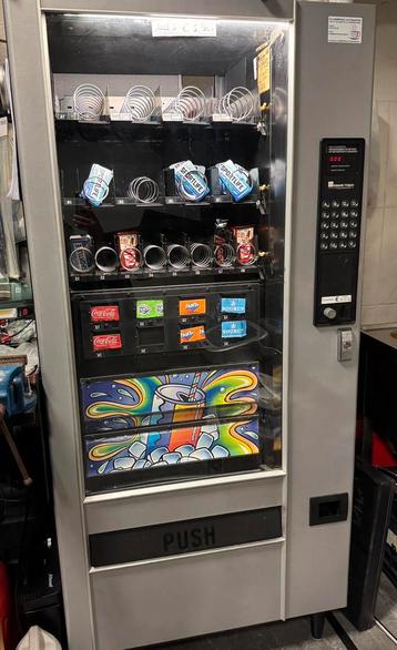 Fris snoepautomaat met koeling werkend beschikbaar voor biedingen