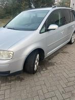 Volkswagen Touran 1.6 85KW 2004 Grijs (7 personen auto), Auto's, Volkswagen, 74 €/maand, 4 cilinders, 7 stoelen, Origineel Nederlands