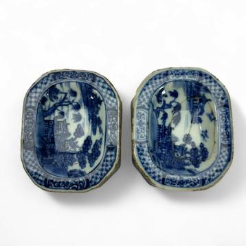 Twee Qianlong Chinees porselein zoutbakjes beschikbaar voor biedingen