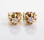 14 krt gouden solitair oorbellen met diamant, ., Ophalen of Verzenden, Zo goed als nieuw, .