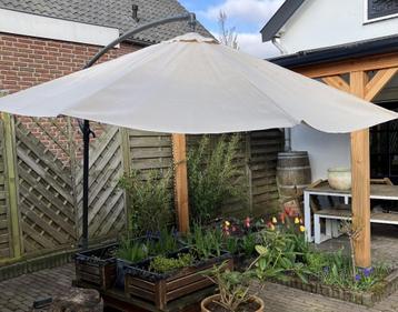 Zweefparasol beige taupe beschikbaar voor biedingen
