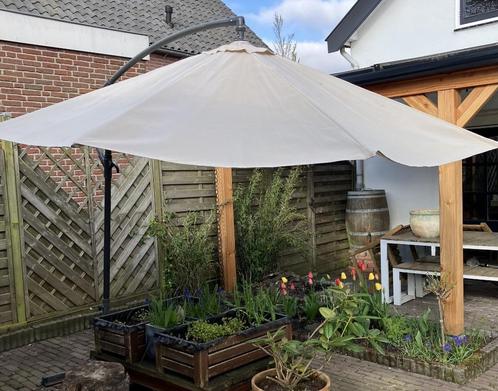 Zweefparasol beige taupe, Tuin en Terras, Parasols, Zo goed als nieuw, Zweefparasol, 2 tot 3 meter, Ophalen