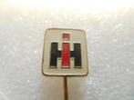 speldje HI International Harvester, Verzamelen, Speldjes, Pins en Buttons, Ophalen of Verzenden, Zo goed als nieuw, Overige onderwerpen