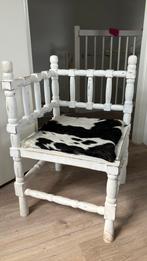 Brocante stoel met koeienhuid, Huis en Inrichting, Fauteuils, Brocante, Minder dan 75 cm, Gebruikt, Hout