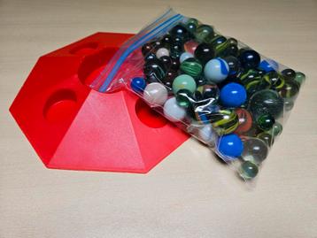 Knikkers met knikkerpot beschikbaar voor biedingen