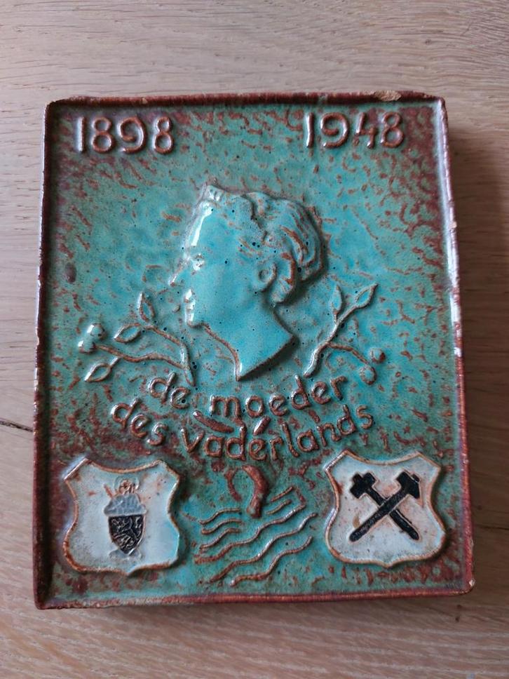 Vintage Tegel 'Moeder des Vaderlands' 1898-1948, Antiek en Kunst, Antiek | Wandborden en Tegels, Ophalen of Verzenden