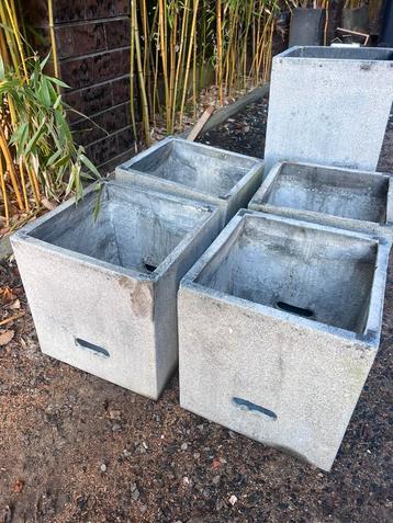 Plantenbakken van beton beschikbaar voor biedingen