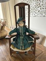 Oude antieke porseleinen pop met oud houten stoeltje, Verzamelen, Poppen, Ophalen of Verzenden