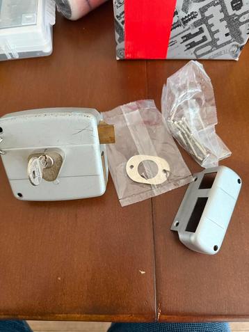 Oplegslot Cisa 50mm din rechts beschikbaar voor biedingen