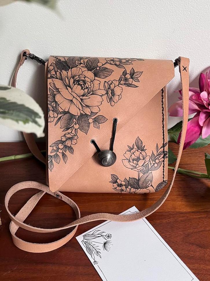 Customized schoudertas, handgemaakt, Sieraden, Tassen en Uiterlijk, Tassen | Damestassen, Nieuw, Schoudertasje, Bruin, Ophalen of Verzenden