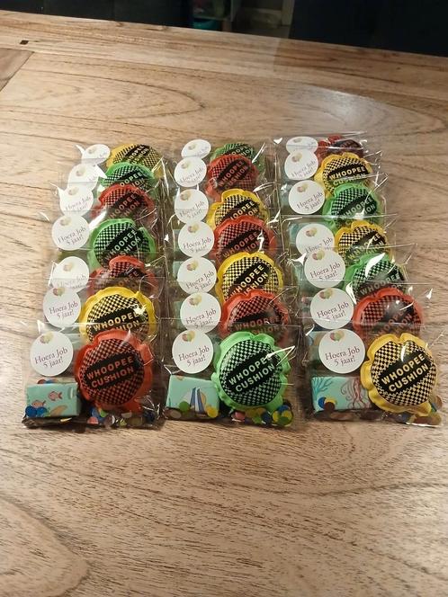 Traktatie scheetkussen met gepersonaliseerde sticker, Hobby en Vrije tijd, Feestartikelen, Nieuw, Feestartikel, Verjaardag, Ophalen of Verzenden