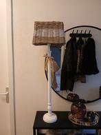 Hoge tafellamp met rieten kap. 86 cm hoog, Huis en Inrichting, Lampen | Tafellampen, Ophalen, Zo goed als nieuw, Minder dan 50 cm