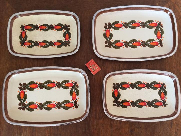 Set 4 emaille gedecoreerde jaren 70 dienbladen serveerschaal, Huis en Inrichting, Woonaccessoires | Dienbladen, Zo goed als nieuw