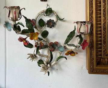 Antieke muur decoratie : bloemen beschikbaar voor biedingen