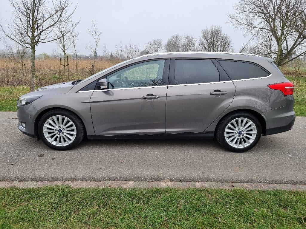 Ford Focus Wagon 125pk,Titanium,nwe distributieriem,navigati, Auto's, Euro 6, Bruin, Origineel Nederlands, Handgeschakeld