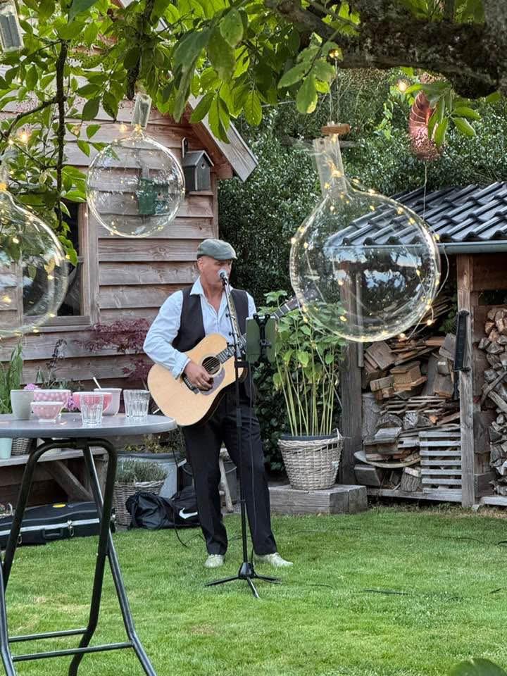 ‘Zanger met gitaar’ voor sfeervolle gelegenheden, Ophalen of Verzenden