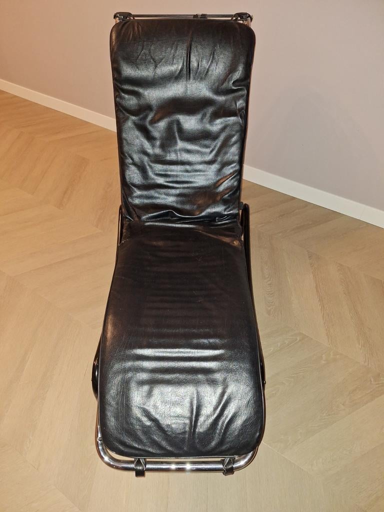 Mooie relaxstoel met zwart leren zitting, Huis en Inrichting, Fauteuils, Ophalen, Gebruikt, Leer, 50 tot 75 cm