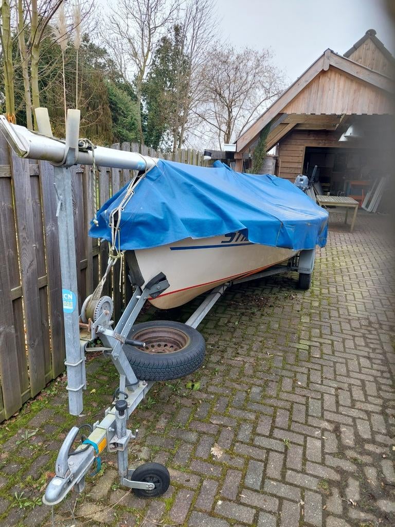 Volksboot 600 met goede kalftrailer en 4 pk 4 tact bb motor, Ophalen, Gebruikt, Motor en Techniek