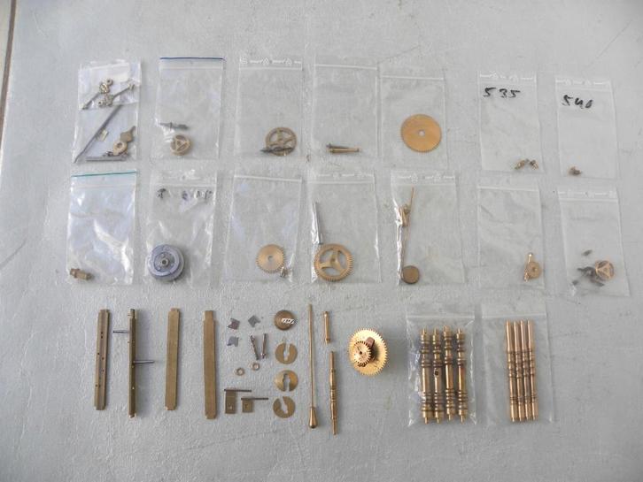 Kistje nieuwe onderdelen Friese  klok, Antiek en Kunst, Antiek | Klokken, Ophalen of Verzenden