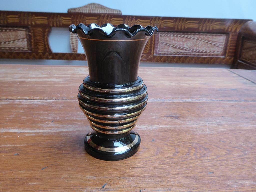 Art deco vaasje in hyaliet glas, Booms