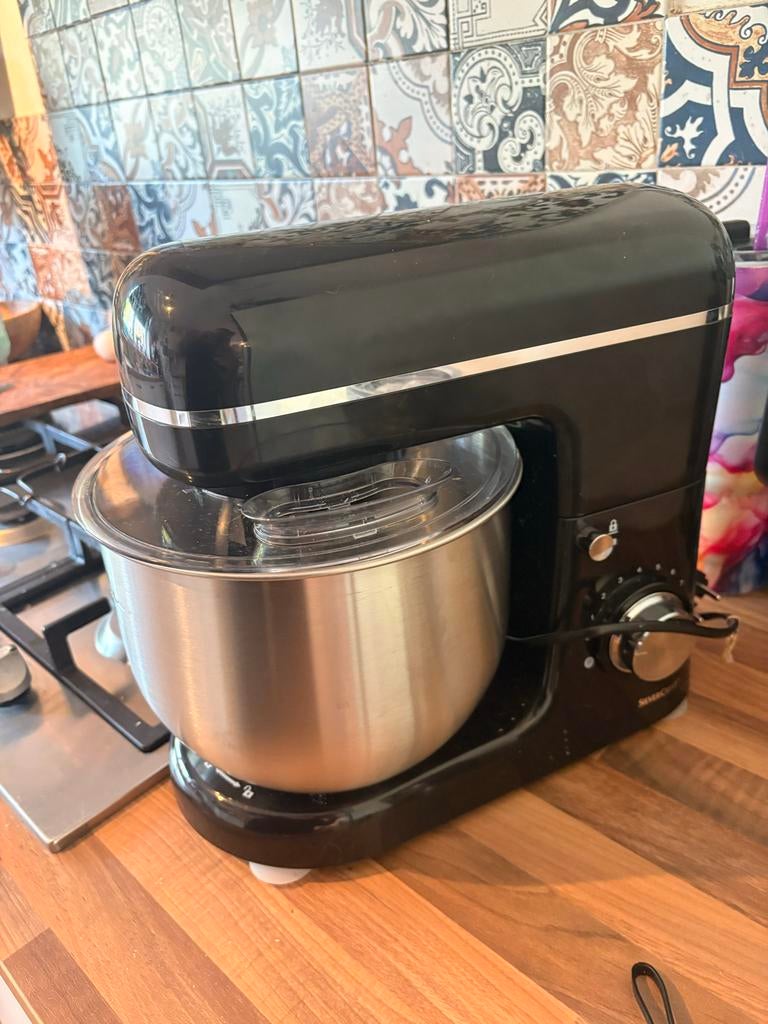 Zwarte keukenmachine met mengkom en accessoires, 3 tot 4 liter, Ophalen, Gebruikt, 3 snelheden of meer