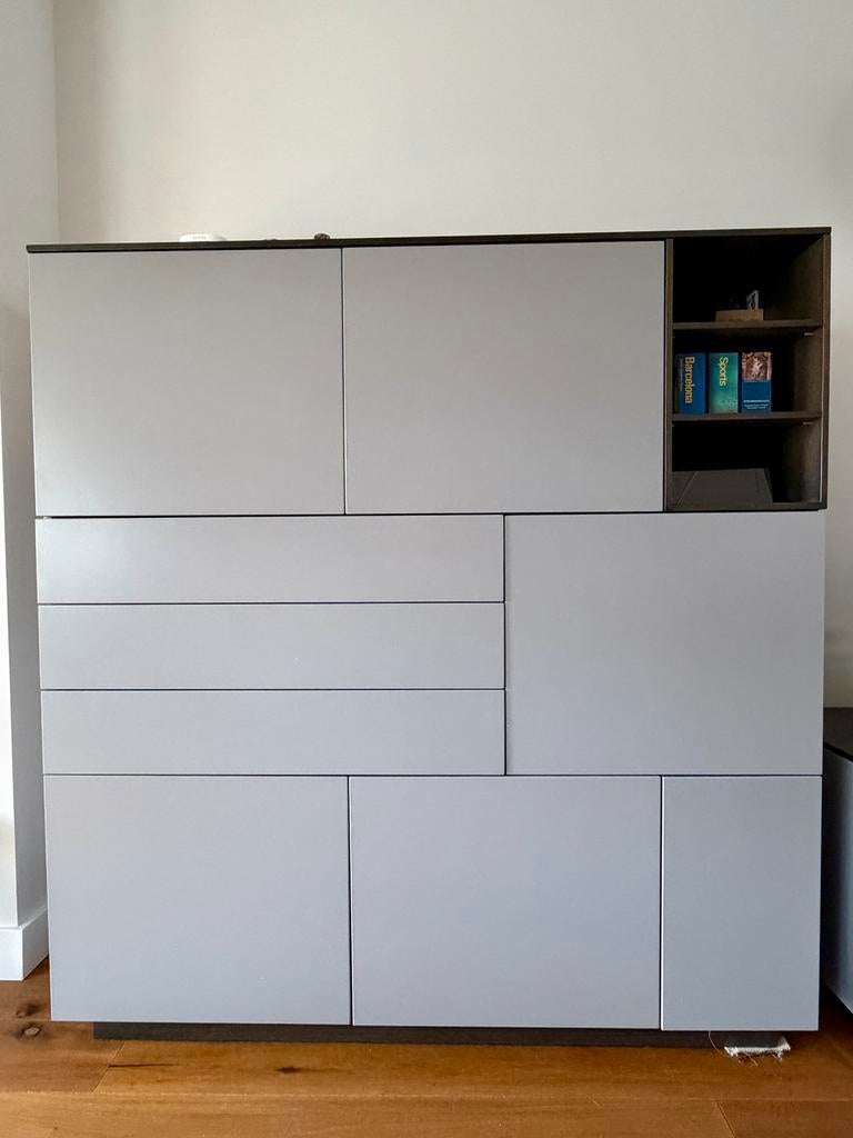 Moderne lichtgrijze kast / meidenkast met eiken details, Ophalen, Zo goed als nieuw