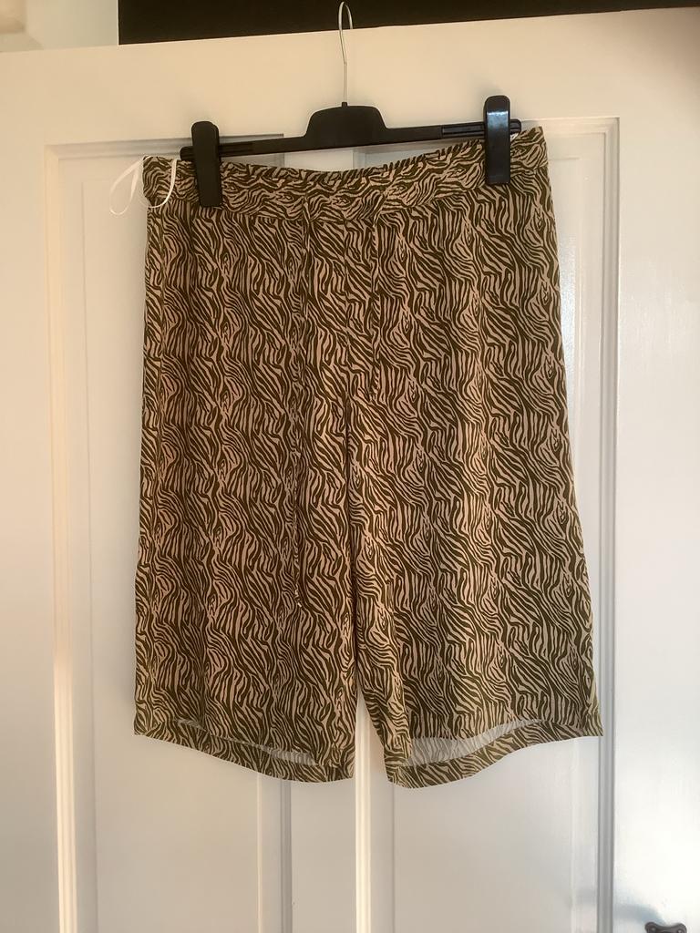 Nieuwe kniebroek maat L met zebraprint, Kleding | Dames, Maat 42/44 (L), Nieuw, Ophalen of Verzenden, Driekwart