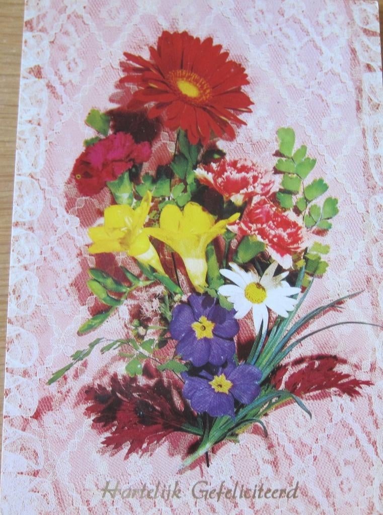 hartelijk gefeliciteerd - boeket bloemen op rose kant, Verzamelen, Verzenden, 1960 tot 1980, Ongelopen, Overige thema's
