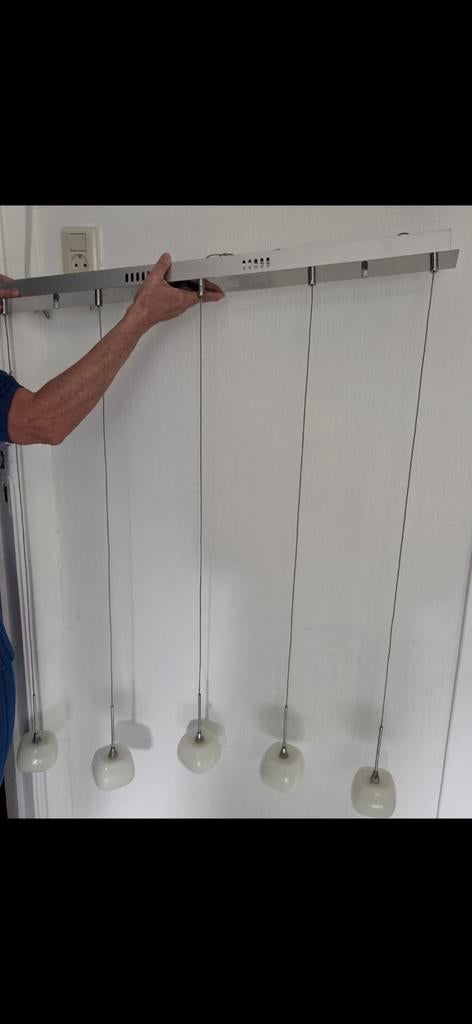 Hanglamp met 5 witte glazen bollen, Huis en Inrichting, Ophalen