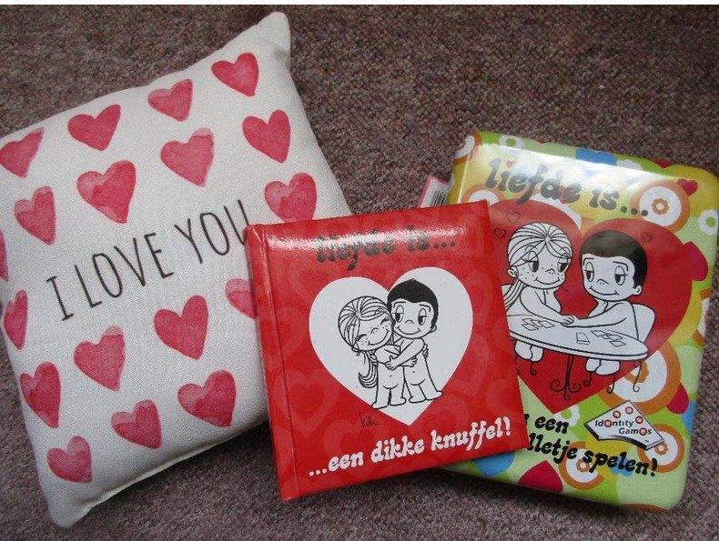 3 x Liefde is: kaartspel Identity games / kussentje / boekje, Ophalen of Verzenden