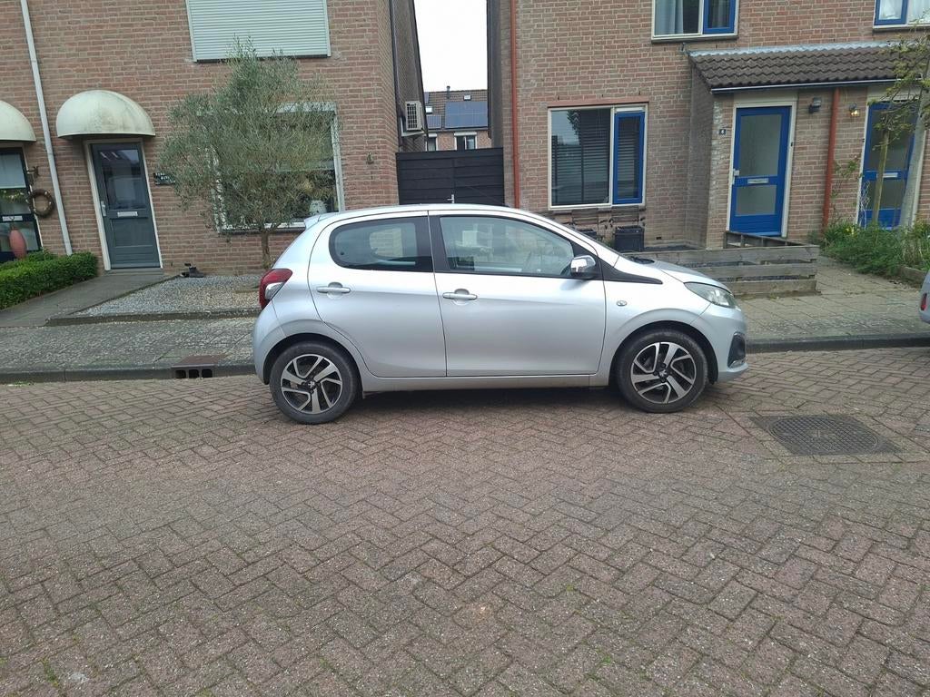 Peugeot 108 1.2 VTI Allure 82PK 5DR 2014 Grijs, Auto's, Voorwielaandrijving, Stof, 31 €/maand, 1199 cc