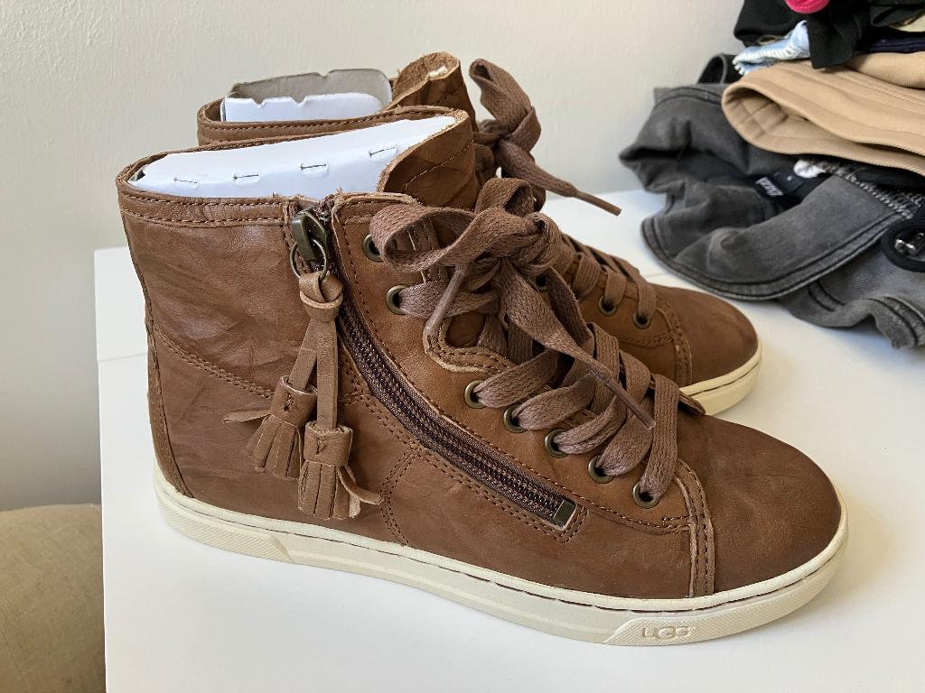 Uggs Blaney nieuw 36, Kleding | Dames, Schoenen, UGG, Bruin, Nieuw, Ophalen of Verzenden