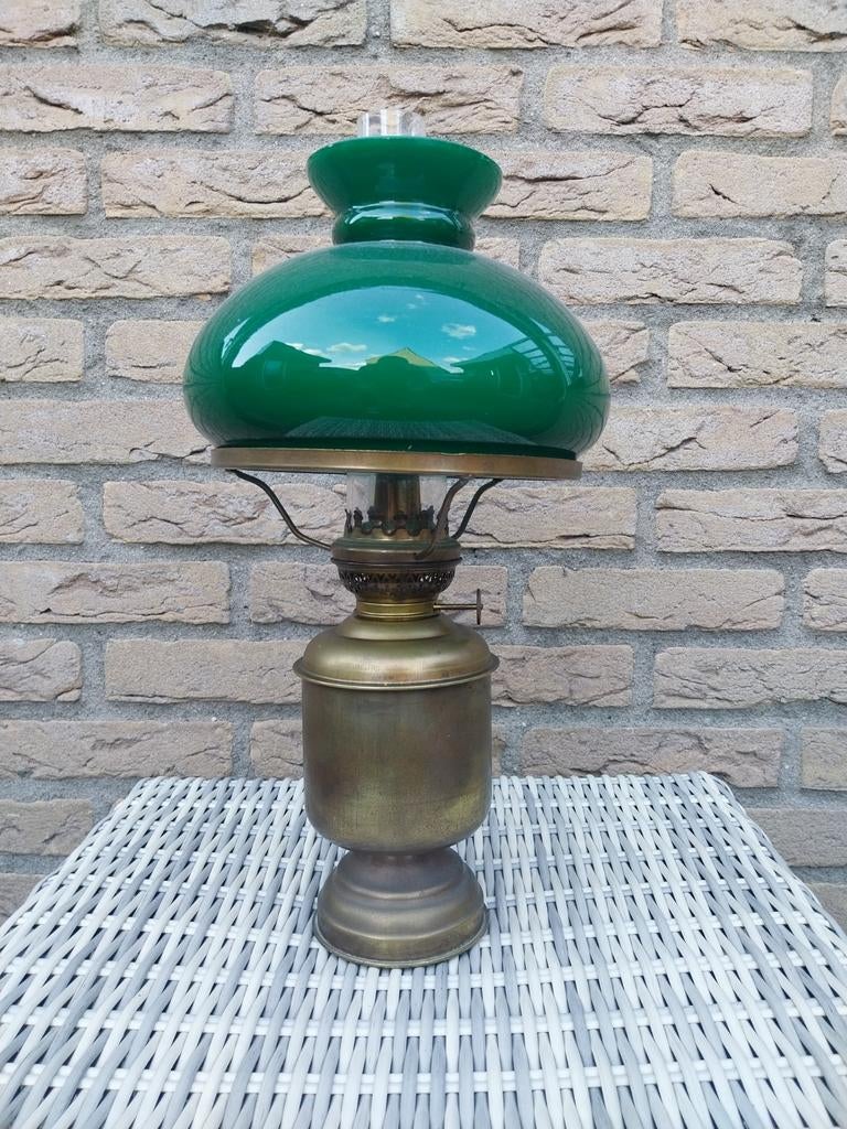 Antieke petroleum lamp met groene kap, Ophalen