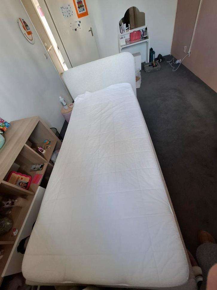 Boucle bed 90x200 met lattenbodem en pocketvering matras, Huis en Inrichting, Slaapkamer | Bedden, Zo goed als nieuw, Eenpersoons