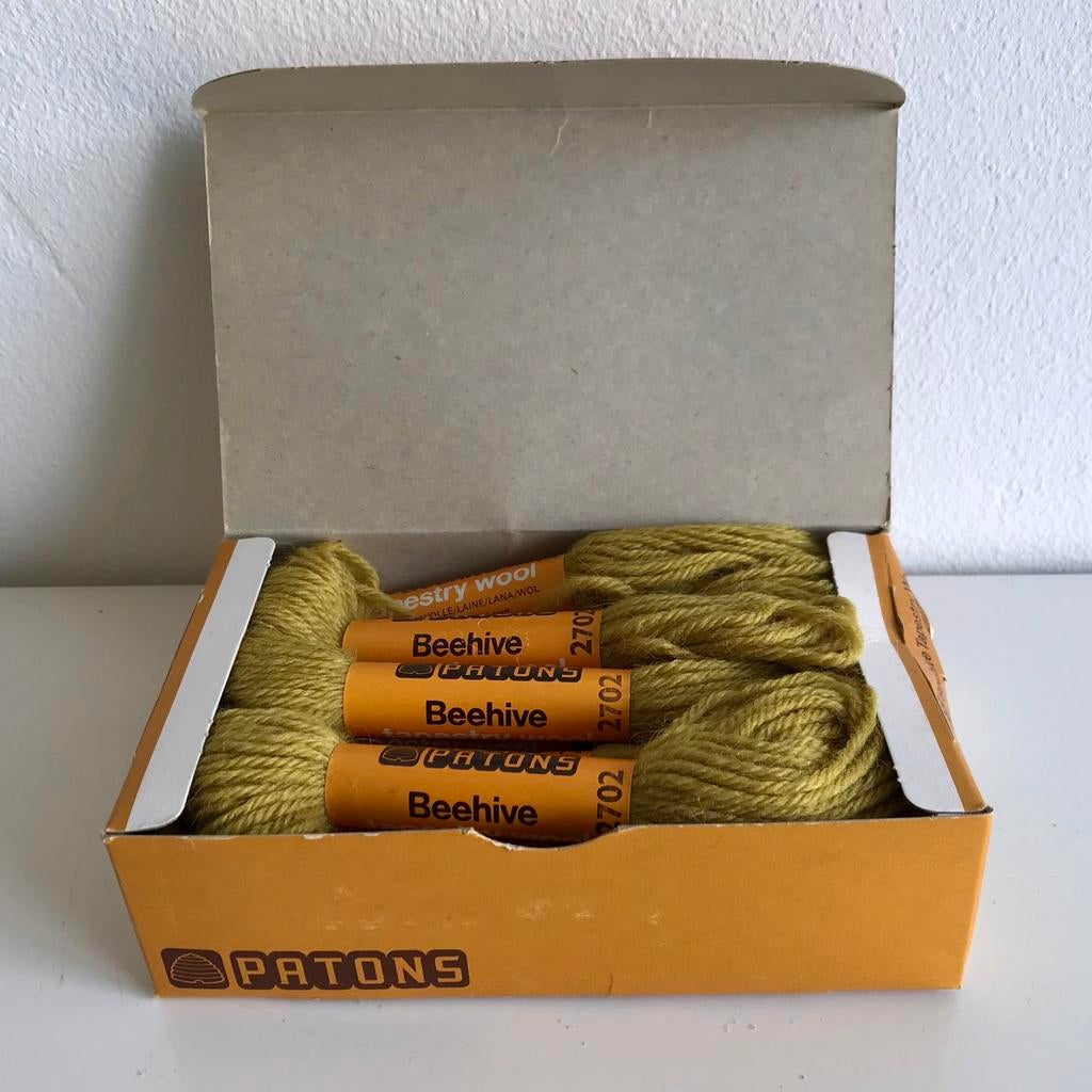 Borduurwol Patons Beehive, kleur 2702, originele doos, Ophalen of Verzenden, Nieuw, Borduurgaren of Zijde