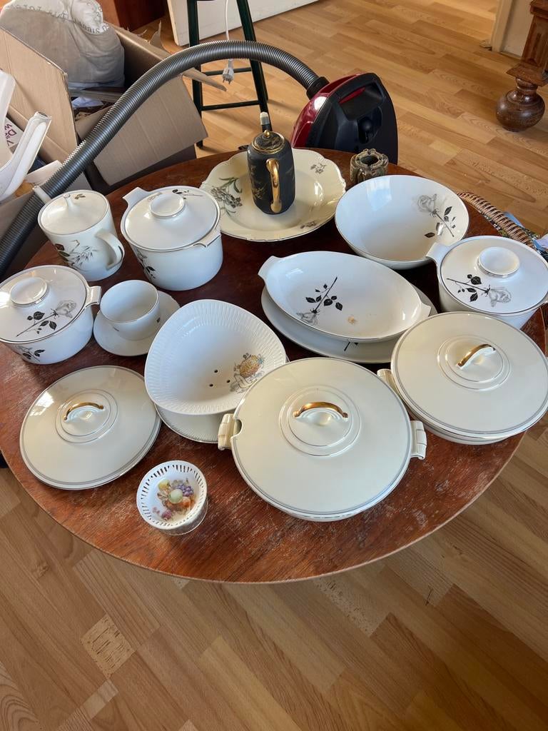 Uitgebreid servies met gouden rand en bloemmotief, Antiek en Kunst, Antiek | Servies compleet, Ophalen