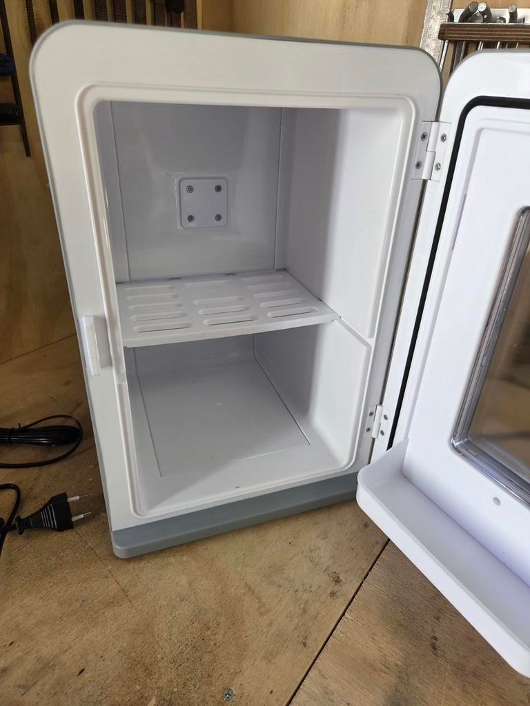 Minikoelkast, 220v of 12v, Ophalen, Zo goed als nieuw, Minder dan 60 cm
