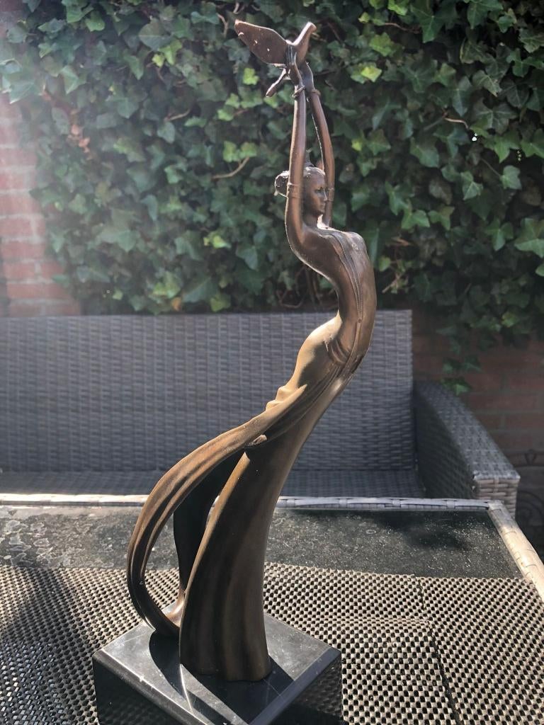 bronzen vrouw art die duif los laat beeld, Antiek en Kunst, Ophalen of Verzenden, Brons