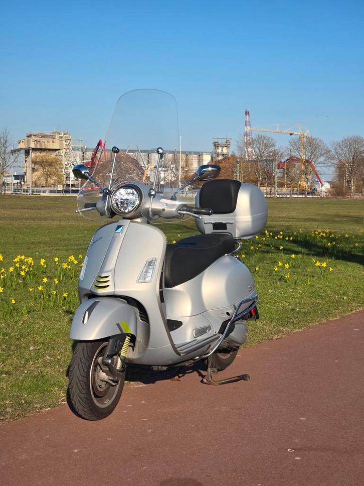 Vespa GTS 300 HPE 2022, Motoren, Motoren | Piaggio, Bedrijf, Scooter, 12 t/m 35 kW, 1 cilinder, Minimaal motorrijbewijs A2, ABS