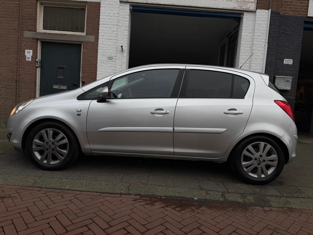 Opel Corsa 1.4-16V '111' Edition AUTOMAAT Airco Pano Cruise, Auto's, Opel, Euro 5, 1398 cc, 4 cilinders, 49 €/maand