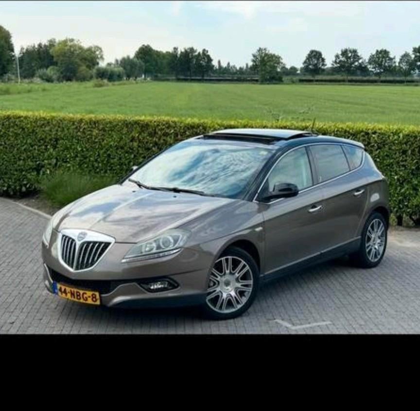 Lancia Delta 1.8 DI Turbojet AUT 2010 Bruin, Auto's, Lancia, 4 cilinders, Bruin, Origineel Nederlands, 75 €/maand