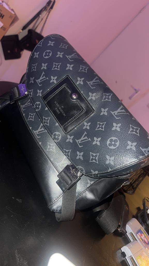 Louis vuitton voyager schoudertas Heren met beschadiging, Sieraden, Tassen en Uiterlijk, Tassen | Schoudertassen, Gebruikt, Grijs