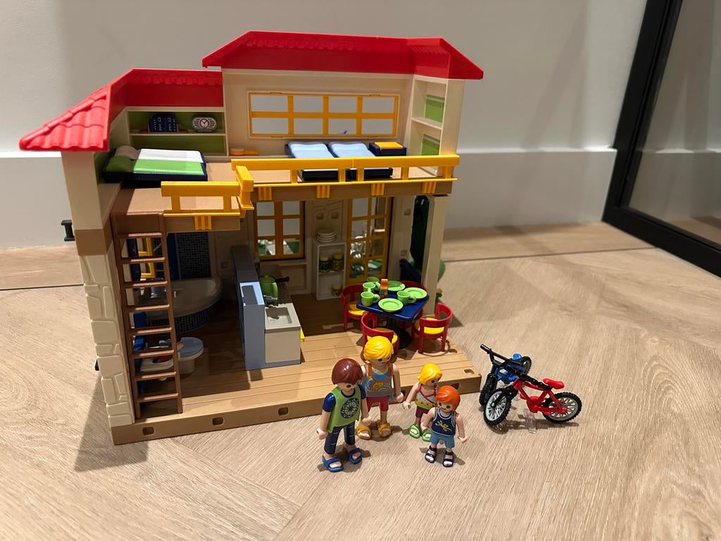 Playmobil vakantiehuis 4857 met poppetjes en fietsen, Kinderen en Baby's, Speelgoed | Playmobil, Ophalen of Verzenden, Gebruikt