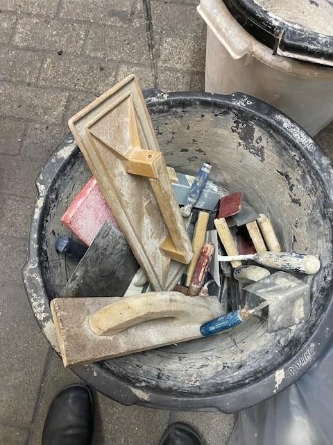 Te koop  Diverse stuuc en lijm /metsel sullen, Doe-het-zelf en Verbouw, Gereedschap | Handgereedschap, Ophalen, Gebruikt