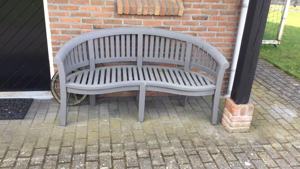 Tuinbank met rood kussen erop., Tuin en Terras, Tuinbanken, Ophalen, Gebruikt