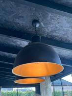 2 grote zwarte hanglampen met goudkleurige binnenkant, Huis en Inrichting, Lampen | Hanglampen, Ophalen of Verzenden, Gebruikt